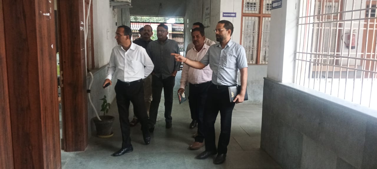 कलेक्टर एवं वरिष्ठ पुलिस अधीक्षक ने किया पॉलिटेक्निक एवं लाईवलीहुड कॉलेज अम्बिकापुर का निरीक्षण